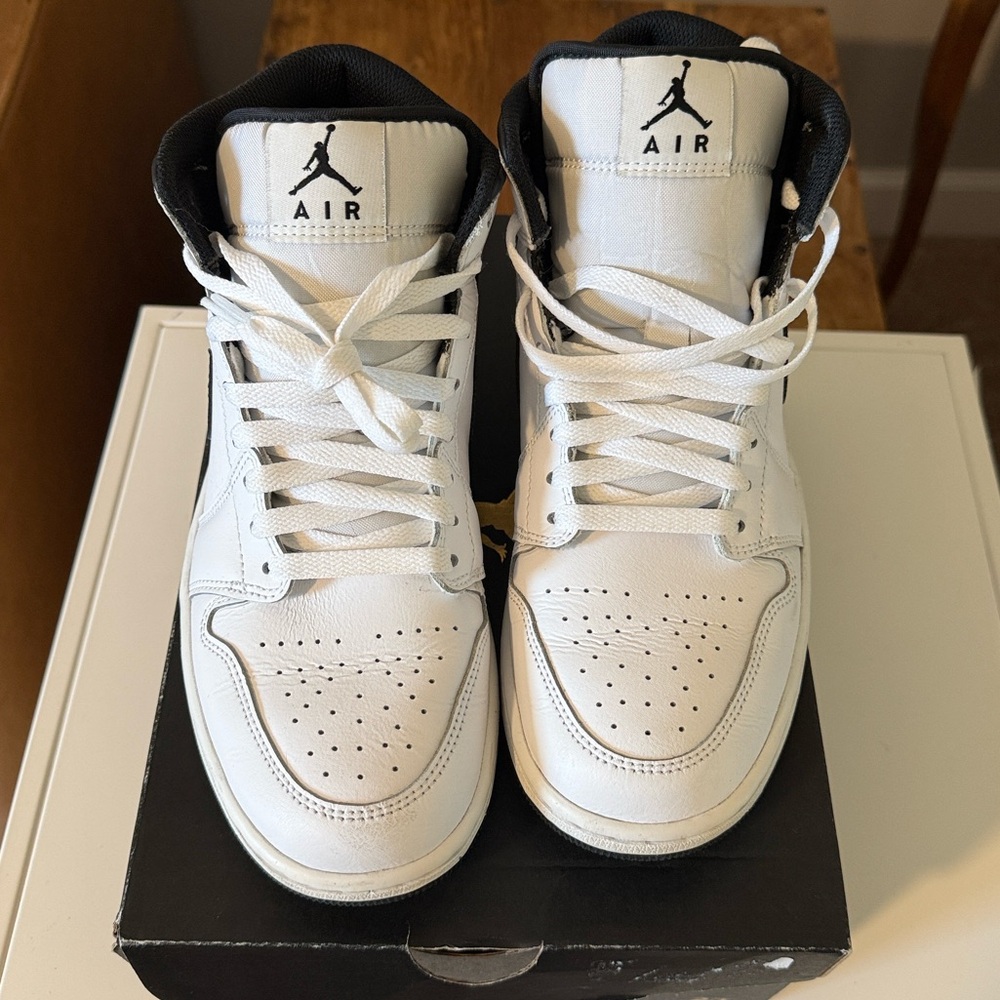 Jordan 1 Mid Reverse Panda